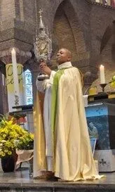 '26 04 12 Le père Denys montre l'ostensoir Détail