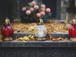 Allerzielen graf met lichtjes pixabay Allerzielen graf met lichtjes pixabay