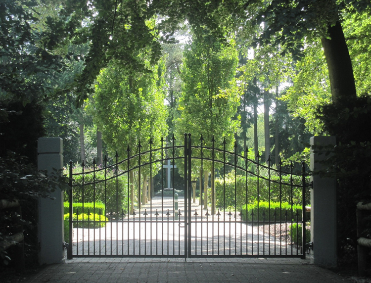 Begraafplaats Maarn St Therasia Ingang