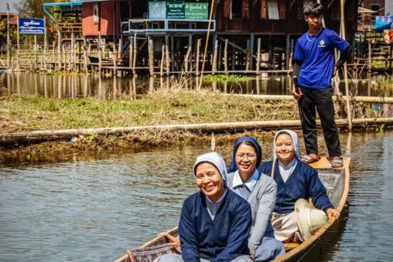 Collecte Wereldmissiedag voor Myanmar foto Hartmut Schwarzbach
