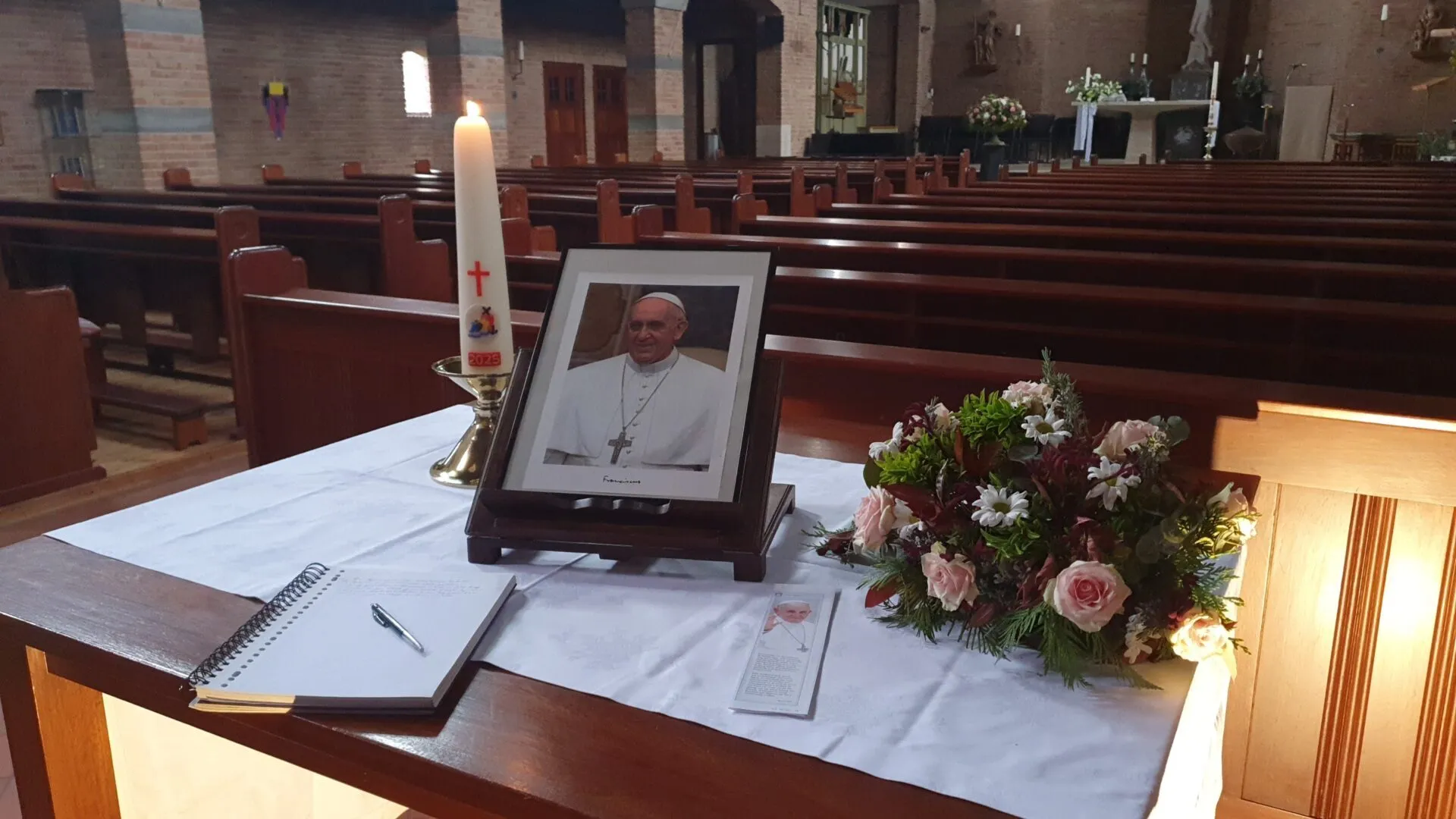 Foto herdenking paus St Martinuskerk Doorn