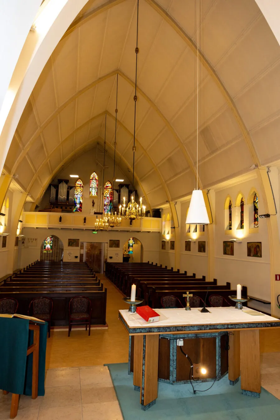 Locatie Maarn St. Theresiakerk interieur