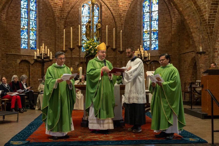 Installatie pastoor Thanh presentatie pastor Sebastian Foto Simone de Vette