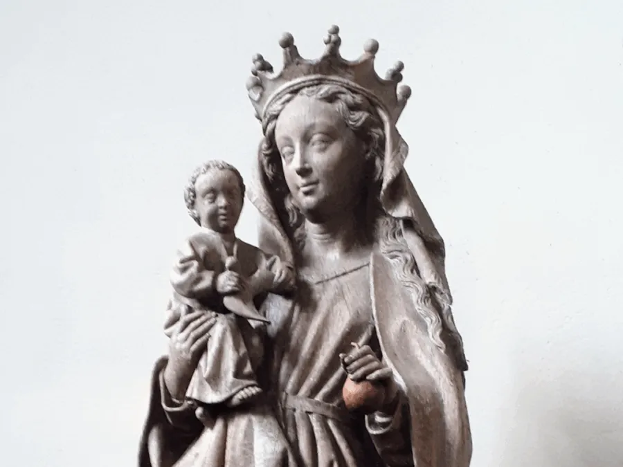 Maria met Kind uit ca 1470 in de parochiekerk van Abcoude uitsnede foto H Woorts webversie