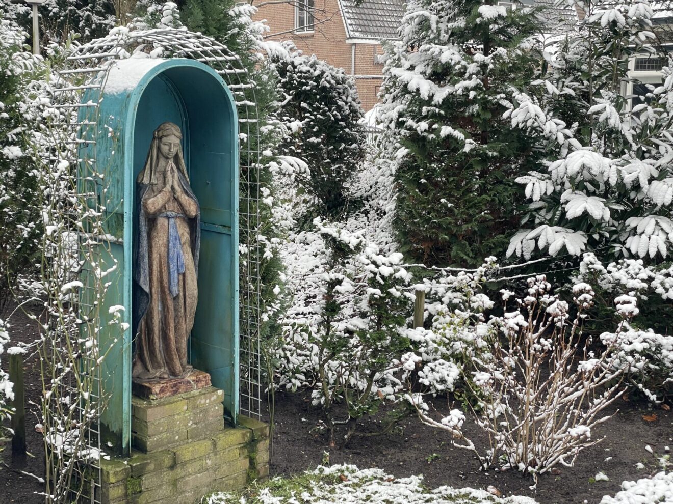 Zeist parochietuin Mariabeeld